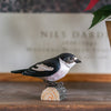 Vogelbeeldje Bonte Vliegenvanger – Handgesneden Houten Decoratievogel | DecoBird Wildlife Garden