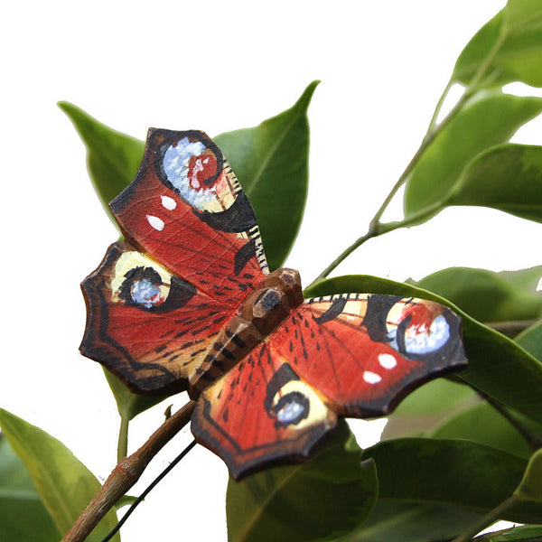 Decoratief Vlinderbeeldje Dagpauwoog – Houten Tuindecoratie | Wildlife Garden