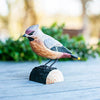 Vogelbeeldje Pestvogel – Handgesneden Houten Decoratievogel | DecoBird Wildlife Garden