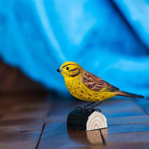 Vogelbeeldje Geelgors – Handgesneden Houten Decoratievogel | DecoBird Wildlife Garden