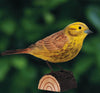 Vogelbeeldje Geelgors – Handgesneden Houten Decoratievogel | DecoBird Wildlife Garden