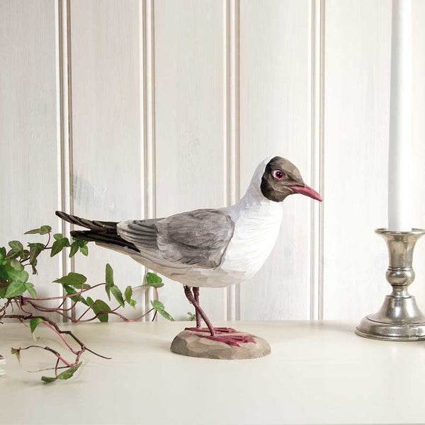Vogelbeeldje Kokmeeuw – Handgesneden Houten Decoratievogel | DecoBird Wildlife Garden