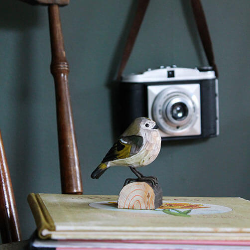 Houtgesneden Vogelbeeld Goudhaantje – DecoBird | Wildlife Garden