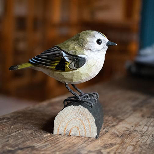 Houtgesneden Vogelbeeld Goudhaantje – DecoBird | Wildlife Garden