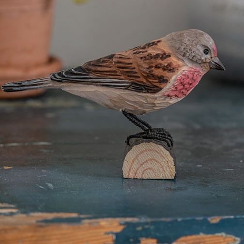 Houtgesneden Vogelbeeld Kneu – DecoBird | Wildlife Garden