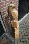 Houtsculptuur arend op rots