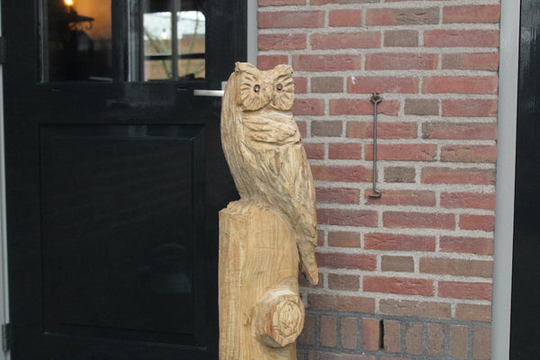 Houtsculptuur uil op stam