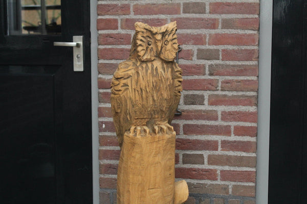 Houtsculptuur uil op stam