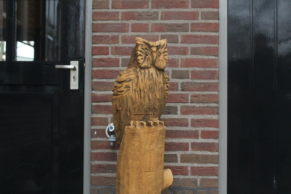 Houtsculptuur uil op stam