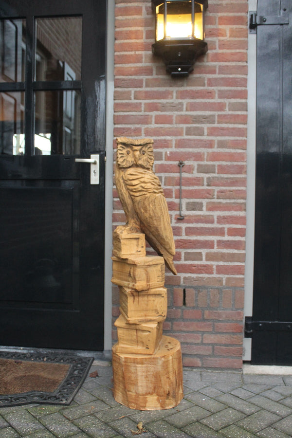 Houtsculptuur uil op stapel boeken 120cm