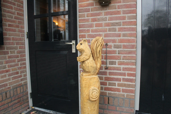 Houtsculptuur eekhoorn op stam