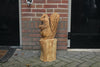 Houtsculptuur eekhoorn op stam