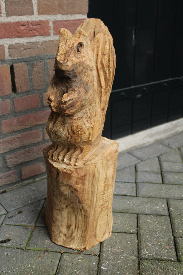 Houtsculptuur eekhoorn op stam
