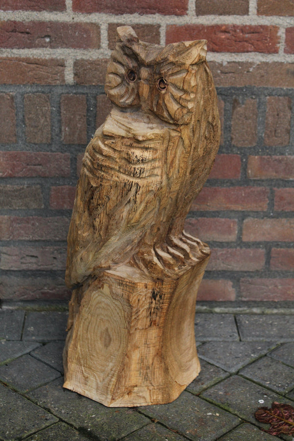 Houtsculptuur uil op stam