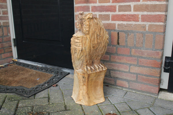 Houtsculptuur uil op stam