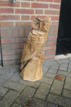 Houtsculptuur uil op stam