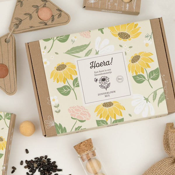 Gift Box Small "Hoera!" met 7 Zonnebloem Mix Zaadbommetjes