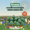 Groene zaadbommetjes van bloeirijk in een bloemenweide