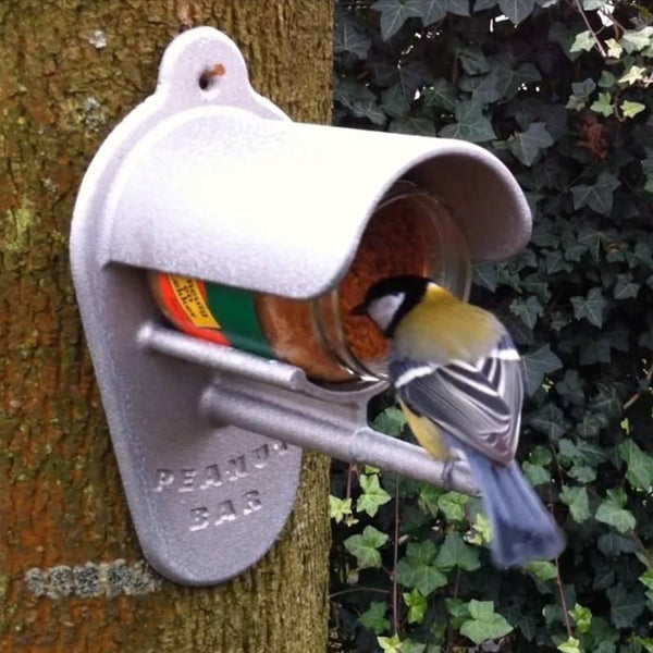 Peanutbar pindkaaspothouder zilver – aluminium houder voor vogelpindakaas (11,5×14,5×21,5 cm) met zitstokje – wandmontage spijker/schroef.