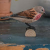 Houtgesneden Vogelbeeld Kneu – DecoBird | Wildlife Garden