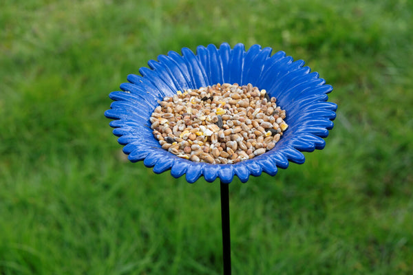 Vogelvoederschaal Korenbloem op tuinsteker – blauw, 72 cm