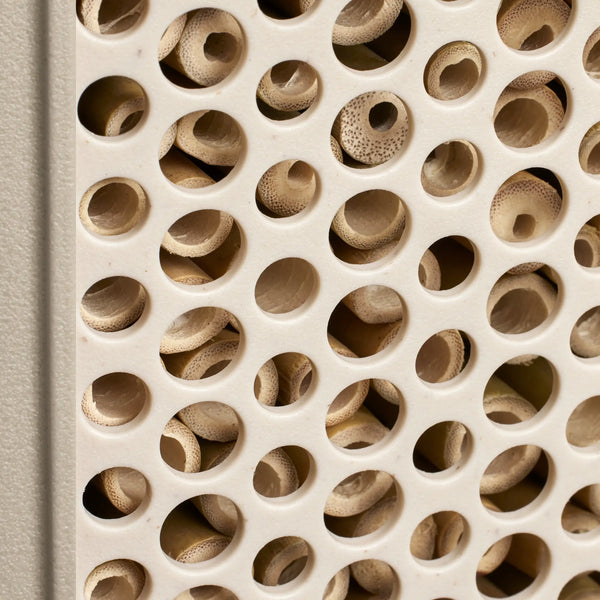 Cosy insectenhotel paddenstoel beige – voor solitaire bijen, lieveheersbeestjes & gaasvliegen | Duurzaam gerecycled kunststof