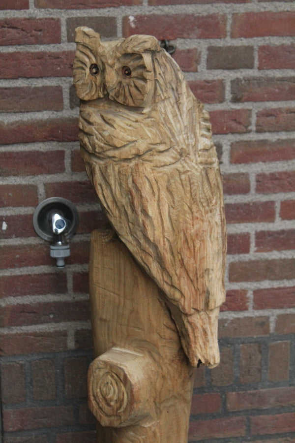 Houtsculptuur uil op stam