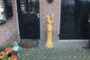 Houtsculptuur eekhoorn op stam