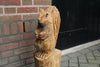 Houtsculptuur eekhoorn op stam