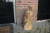 Houtsculptuur uil op stam