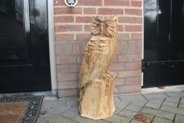 Houtsculptuur uil op stam