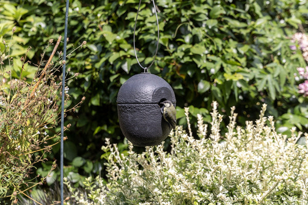 WoodStone Nestkast Malaga 28mm Zwart – in de tuin