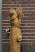 Houtsculptuur eekhoorn op stam