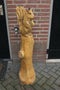 Houtsculptuur eekhoorn op stam